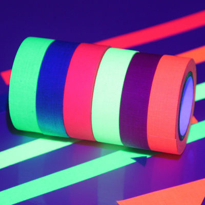 UV réagissez les couleurs lumineuses au néon légères noires du ruban adhésif 6 qu'un rétrécissement d'ensemble s'est enveloppées fournisseur